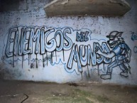 Mural - Graffiti - Pintadas - "Enemigos del mundo!" Mural de la Barra: Los Villeros &bull; Club: Cerro &bull; País: Uruguay