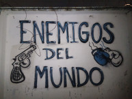 Mural - Graffiti - Pintadas - "No queremos que nos quieran." Mural de la Barra: Los Villeros &bull; Club: Cerro &bull; País: Uruguay