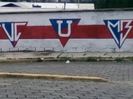 Mural - Graffiti - Pintadas - Mural de la Barra: Muerte Blanca • Club: LDU • País: Ecuador
