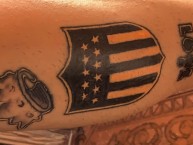 Tattoo - Tatuaje - tatuagem - "Escudo, fecha y para complementar su corona de Patricio Rey." Tatuaje de la Barra: Barra Amsterdam • Club: Peñarol