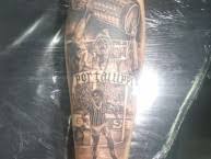 Tattoo - Tatuaje - tatuagem - "Homenaje a Renato Portaluppi, primer brasileño campeón de la copa libertadores como jugador (1983) e entrenador (2017), ambos conquistados con Grêmio" Tatuaje de la Barra: Geral do Grêmio • Club: Grêmio