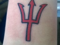 Tattoo - Tatuaje - tatuagem - "Tridente del Diablo" Tatuaje de la Barra: La Barra del Rojo • Club: Independiente • País: Argentina