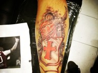 Tattoo - Tatuaje - tatuagem - "Tatuaje Homenaje a Omar Peréz" Tatuaje de la Barra: La Guardia Albi Roja Sur • Club: Independiente Santa Fe • País: Colombia