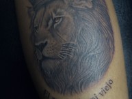 Tattoo - Tatuaje - tatuagem - "leon con las 10 estrellas y el regalo de mi viejo" Tatuaje de la Barra: La Guardia Albi Roja Sur &bull; Club: Independiente Santa Fe &bull; País: Colombia