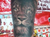 Tattoo - Tatuaje - tatuagem - "Por siempre león." Tatuaje de la Barra: La Guardia Albi Roja Sur • Club: Independiente Santa Fe