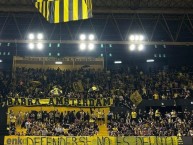 Trapo - Bandeira - Faixa - Telón - "Defenderse no es delito" Trapo de la Barra: Barra Amsterdam • Club: Peñarol • País: Uruguay