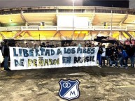 Trapo - Bandeira - Faixa - Telón - "Libertad a los pibes de Peñarol en Brasil" Trapo de la Barra: Comandos Azules • Club: Millonarios • País: Colombia