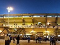 Trapo - Bandeira - Faixa - Telón - "Los valientes no mueren! Ellos siempre viven aquí..." Trapo de la Barra: Comandos Azules &bull; Club: Millonarios &bull; País: Colombia