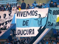 Trapo - Bandeira - Faixa - Telón - "Vivemos de loucura" Trapo de la Barra: Geral do Grêmio • Club: Grêmio • País: Brasil