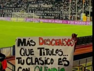 Trapo - Bandeira - Faixa - Telón - "Mas descensos que títulos" Trapo de la Barra: Holocausto Norte &bull; Club: Once Caldas &bull; País: Colombia