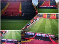 Trapo - Bandeira - Faixa - Telón - "La 12 colocando los trapos antes de cada partido" Trapo de la Barra: La 12 • Club: Alajuelense • País: Costa Rica