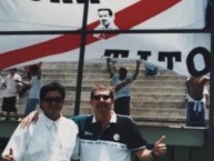 Trapo - Bandeira - Faixa - Telón - "Chino Rivera y Titin Drago en el Gallinero junto a la bandera con el rostro de Tito Drago" Trapo de la Barra: La Banda del Basurero • Club: Deportivo Municipal • País: Peru