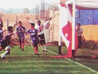 Trapo - Bandeira - Faixa - Telón - "Hay hinchadas que ganan partidos, la del Muni hasta mete goles!" Trapo de la Barra: La Banda del Basurero • Club: Deportivo Municipal • País: Peru