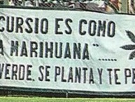 Trapo - Bandeira - Faixa - Telón - "Excursio es como la marihuana. Es verde, se planta y te pega" Trapo de la Barra: La Banda del Nevado • Club: Excursionistas
