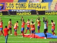 Trapo - Bandeira - Faixa - Telón - "LOS FAMOSOS COME RATAS" Trapo de la Barra: La Banda Tricolor • Club: Deportivo Pasto