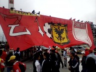 Trapo - Bandeira - Faixa - Telón - "ZONA DIEZ" Trapo de la Barra: La Guardia Albi Roja Sur • Club: Independiente Santa Fe