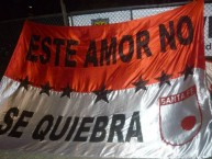 Trapo - Bandeira - Faixa - Telón - "ESTÃ‰ AMOR NO SE QUIEBRA." Trapo de la Barra: La Guardia Albi Roja Sur • Club: Independiente Santa Fe