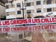 Trapo - Bandeira - Faixa - Telón - "DE LAS GRADAS A LAS CALLES." Trapo de la Barra: La Guardia Albi Roja Sur • Club: Independiente Santa Fe • País: Colombia