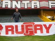 Trapo - Bandeira - Faixa - Telón - "Bandera Homenaje Rufay Zapata." Trapo de la Barra: La Guardia Albi Roja Sur • Club: Independiente Santa Fe