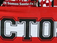 Trapo - Bandeira - Faixa - Telón - "ADICTOS POR SANTA FE." Trapo de la Barra: La Guardia Albi Roja Sur • Club: Independiente Santa Fe • País: Colombia