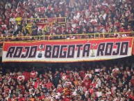 Trapo - Bandeira - Faixa - Telón - "Foto: Vamos León" Trapo de la Barra: La Guardia Albi Roja Sur &bull; Club: Independiente Santa Fe &bull; País: Colombia