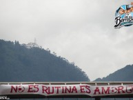 Trapo - Bandeira - Faixa - Telón - "No es rutina es amor" Trapo de la Barra: La Guardia Albi Roja Sur • Club: Independiente Santa Fe • País: Colombia