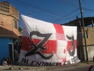Trapo - Bandeira - Faixa - Telón - "Zona Tres" Trapo de la Barra: La Guardia Albi Roja Sur • Club: Independiente Santa Fe