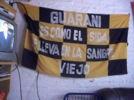 Trapo - Bandeira - Faixa - Telón - Trapo de la Barra: La Raza Aurinegra • Club: Guaraní de Asunción