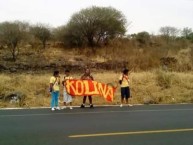 Trapo - Bandeira - Faixa - Telón - "LA BANDA DEL MORELIA ~ LA FAMOSA BANDA DEL PONIENTE" Trapo de la Barra: Locura 81 &bull; Club: Monarcas Morelia