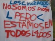 Trapo - Bandeira - Faixa - Telón - "No somos dios pero estamos...." Trapo de la Barra: Los Cruzados &bull; Club: Universidad Católica &bull; País: Chile