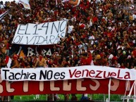 Trapo - Bandeira - Faixa - Telón - "Tachira No Es Venezuela El 1-4 no olvidaras" Trapo de la Barra: Los Demonios Rojos • Club: Caracas • País: Venezuela
