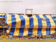 Trapo - Bandeira - Faixa - Telón - "camiseta telon usada vs chicago. Ap 2002 - Fecha 16" Trapo de la Barra: Los Guerreros &bull; Club: Rosario Central &bull; País: Argentina