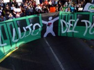 Trapo - Bandeira - Faixa - Telón - "El lujo del pueblo protesta LDA" Trapo de la Barra: Los Lokos de Arriba • Club: León