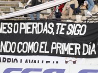 Trapo - Bandeira - Faixa - Telón - "Un simple trapo de tela, con una hermosa historia detrás. El amor por esta camiseta puede más..." Trapo de la Barra: Los Vagabundos • Club: Montevideo Wanderers • País: Uruguay