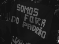 Trapo - Bandeira - Faixa - Telón - "Somos fora do padrão (Loucos Pelo Botafogo 22)" Trapo de la Barra: Loucos pelo Botafogo • Club: Botafogo