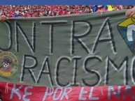 Trapo - Bandeira - Faixa - Telón - "Contra el racismo" Trapo de la Barra: Marea Roja • Club: El Nacional
