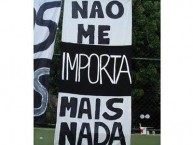 Trapo - Bandeira - Faixa - Telón - "Mov 105 - Não me importa mais nada" Trapo de la Barra: Movimento 105 Minutos • Club: Atlético Mineiro