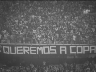 Trapo - Bandeira - Faixa - Telón - "QUEREMOS A COPA" Trapo de la Barra: Movimento 105 Minutos &bull; Club: Atlético Mineiro &bull; País: Brasil