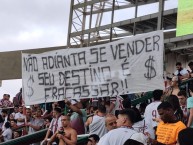 Trapo - Bandeira - Faixa - Telón - "'Botafogo 0x1 Fluminense - Campeonato Brasileiro 2022 'De nada sirve venderte, tu destino es fracasar.' Referencia a la venda del club Bota'" Trapo de la Barra: O Bravo Ano de 52 • Club: Fluminense