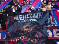 Trapo - Bandeira - Faixa - Telón - "Filial Brasil - O time do povo" Trapo de la Barra: Rexixtenxia Norte &bull; Club: Independiente Medellín