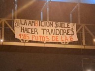 Trapo - Bandeira - Faixa - Telón - "Los Traidores caen en el olvido" Trapo de la Barra: Vltra Svr &bull; Club: Comunicaciones &bull; País: Guatemala